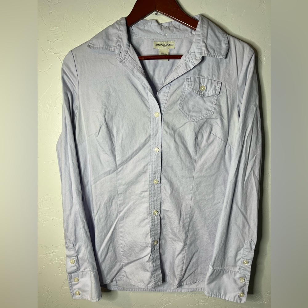 Banana Republic Women's Light Purple Fitted Button-Down Shirt‎ Medium